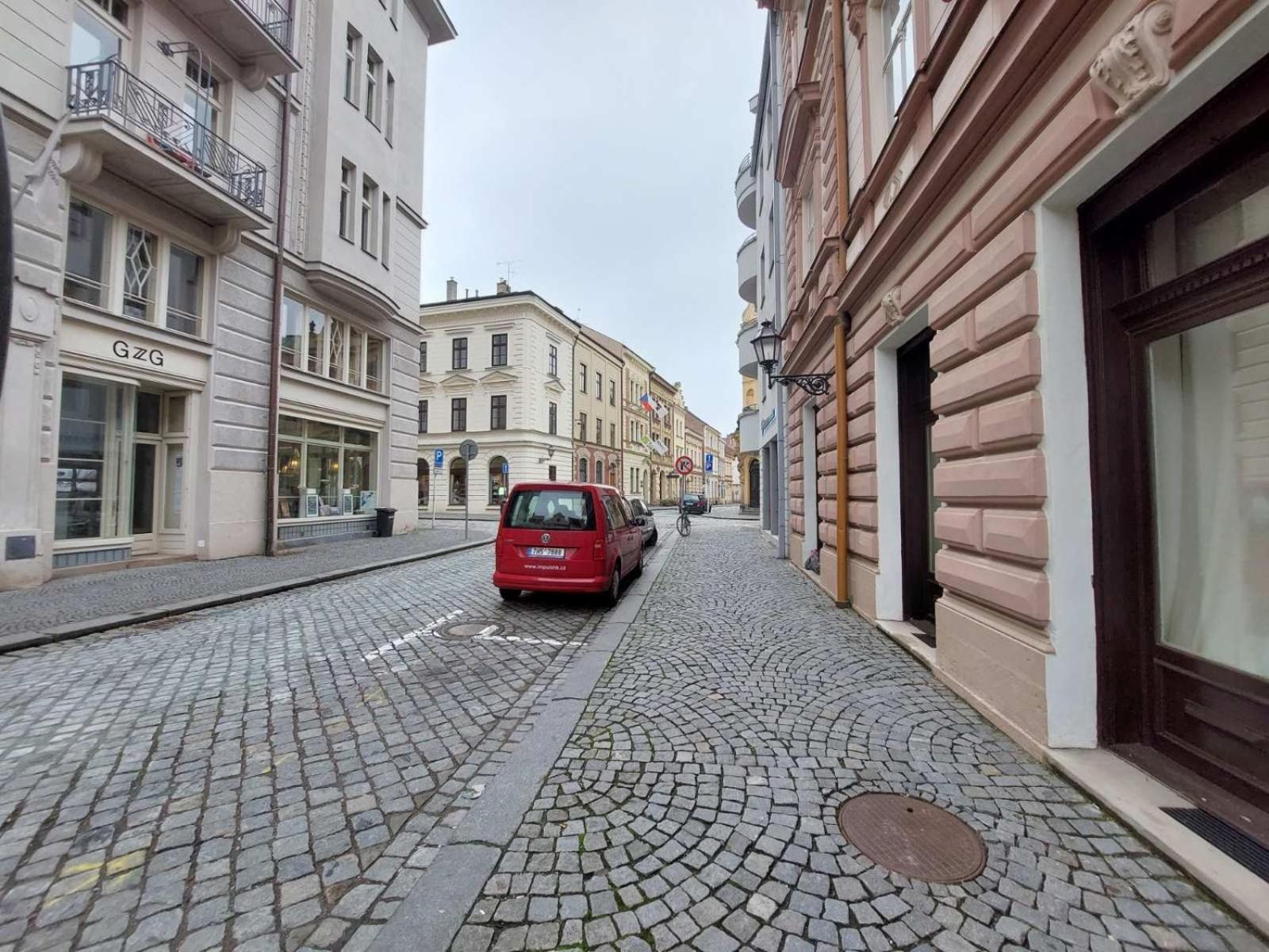 Prostorny Byt V Centru 3 Kk 80 M2 Hradec Králové Exterior foto